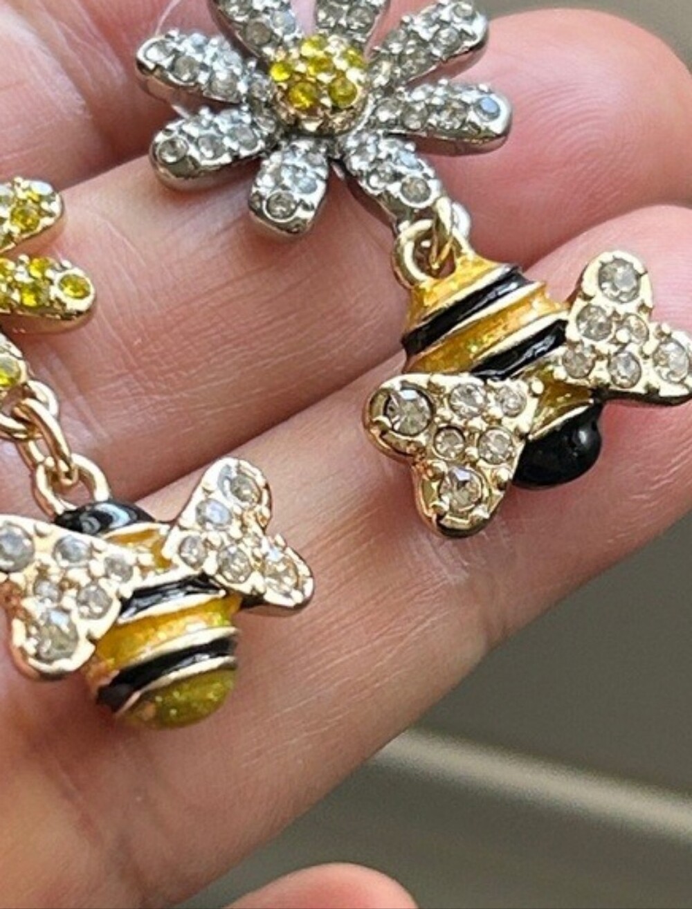 🧚‍♀️Betsey Johnson 🐝 Ooh A Daisy Crystal Bumblebee Daisy Dangle Earrings NWT